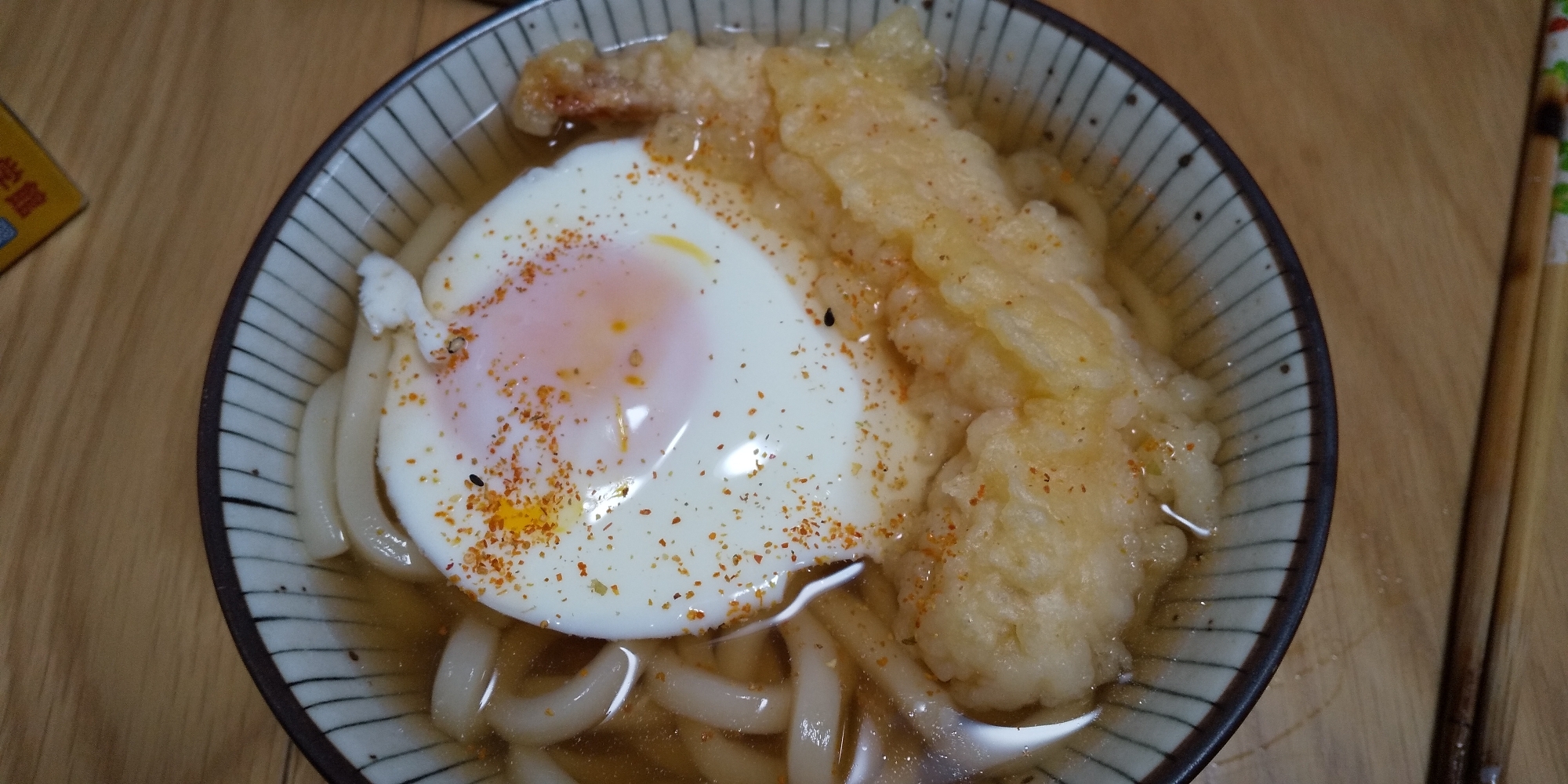 余った海老天で、目玉焼きうどん