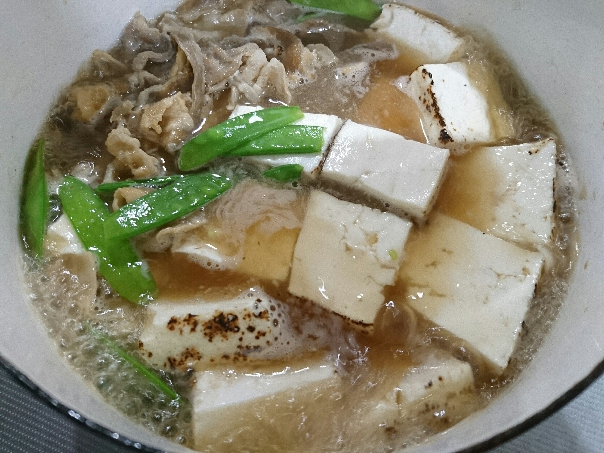 きぬさやと焼き豆腐と豚肉の煮物