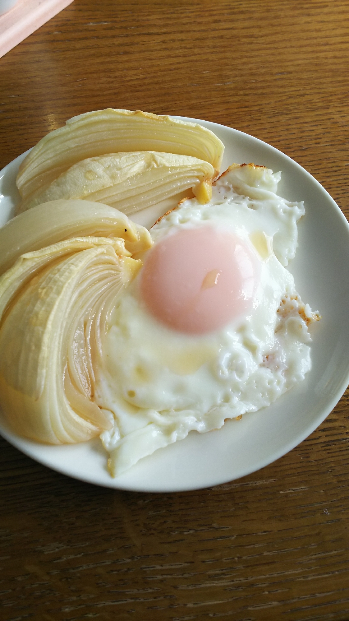 焼き玉ねぎと目玉焼きの白だしかけ