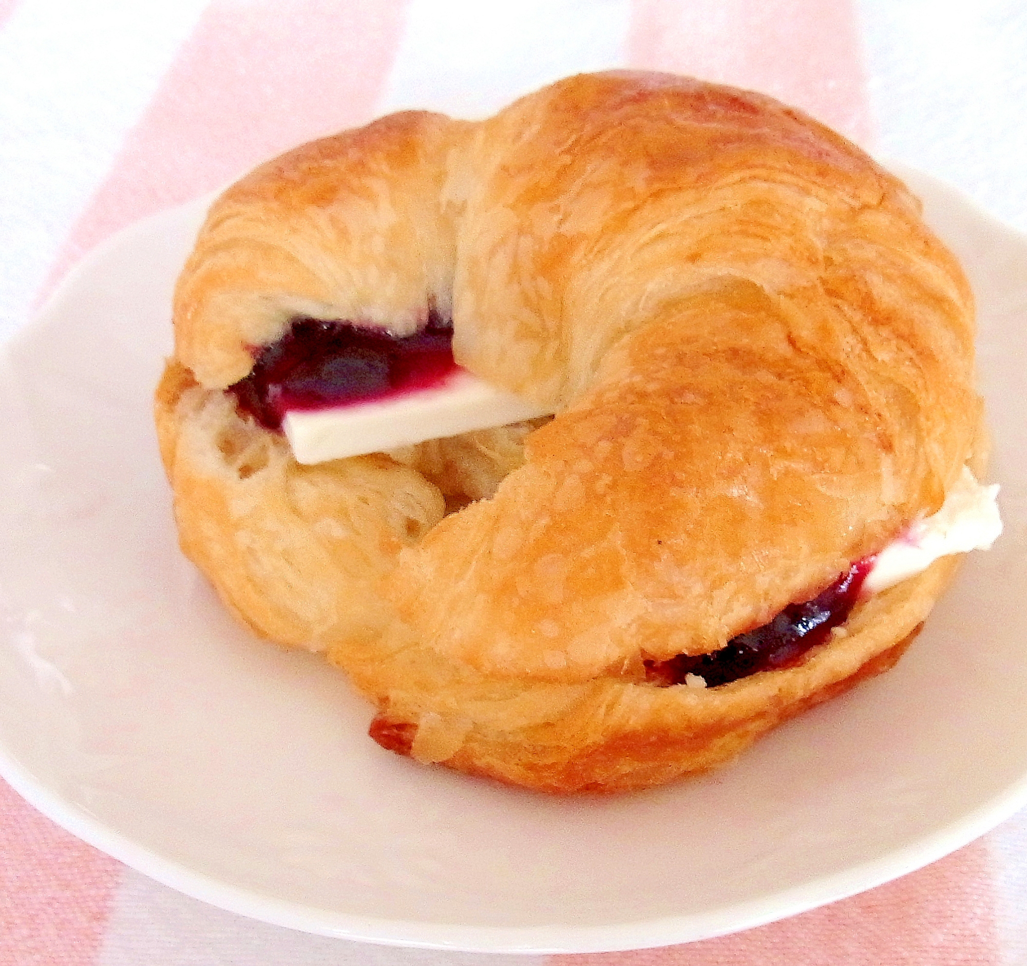 皿に盛られた、クリームチーズのクロワッサンサンド