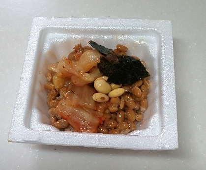 おはようです☺️昨日、自家製キムチと実家の大豆を水煮にした物をのせてキムチいただきました☘️たっぷり大豆嬉しいです♥️今朝とても寒いですが良い1日を(*^ーﾟ)