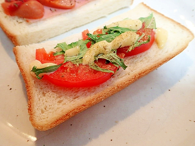 オレガノ/タルタルで　トマトと水菜のトースト