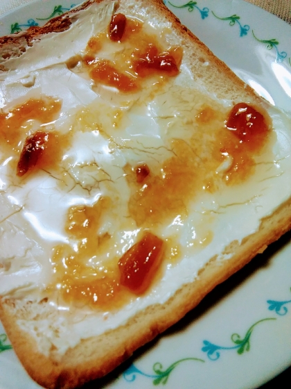 キリのクリームチーズと梅ジャムで♥甘酸っぱく美味し～！ジャム変えてもいろいろバリエーション楽しめていいですね♪きょうもいい１日を…(*´˘`*)♪