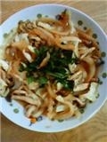 家庭菜園の紫蘇を乗せて。ちょうど家に余っている野菜たちでできました（＾＾）家計にもやさしいし、この味付けすごくおいしいです♪マヨがいい味だしてますね。