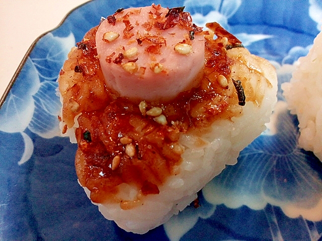 お好みソースで　魚ニソと鰹ふりかけの焼きおにぎり