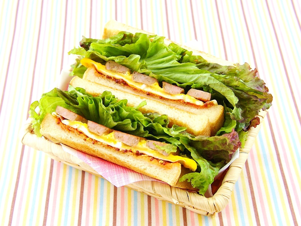 野菜もしっかり食べれるヘルシー「具沢山サンドイッチ」はランチにピッタリ！