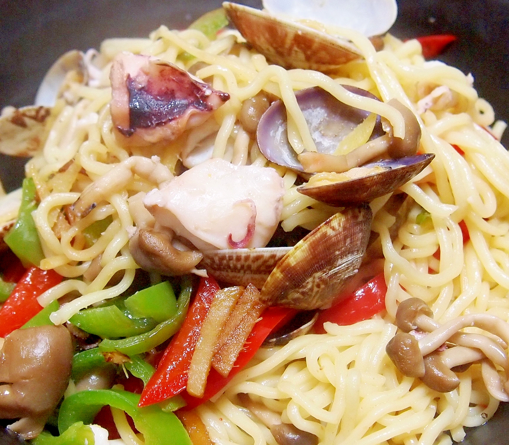 【うま塩】イカとあさりとピーマンの焼きそば