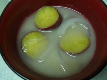 玉葱とさつま芋って何で味噌汁だと合うんでしょうかー。
おいしいわぁ～♥
ごち様<(_ _)>