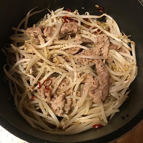 もやしと豚肉の炒め物