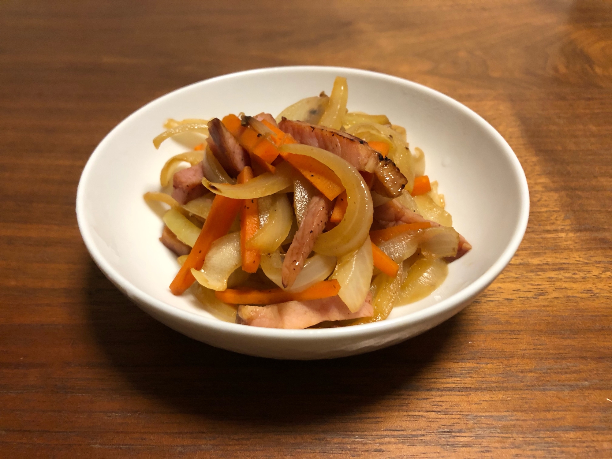 余った焼豚と玉ねぎとにんじんの炒め物