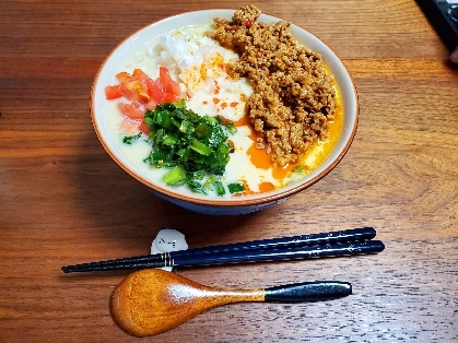 常備菜の壺ニラと、トマトの甘酢漬けをトッピングしてみました。めちゃめちゃ美味しかったです。