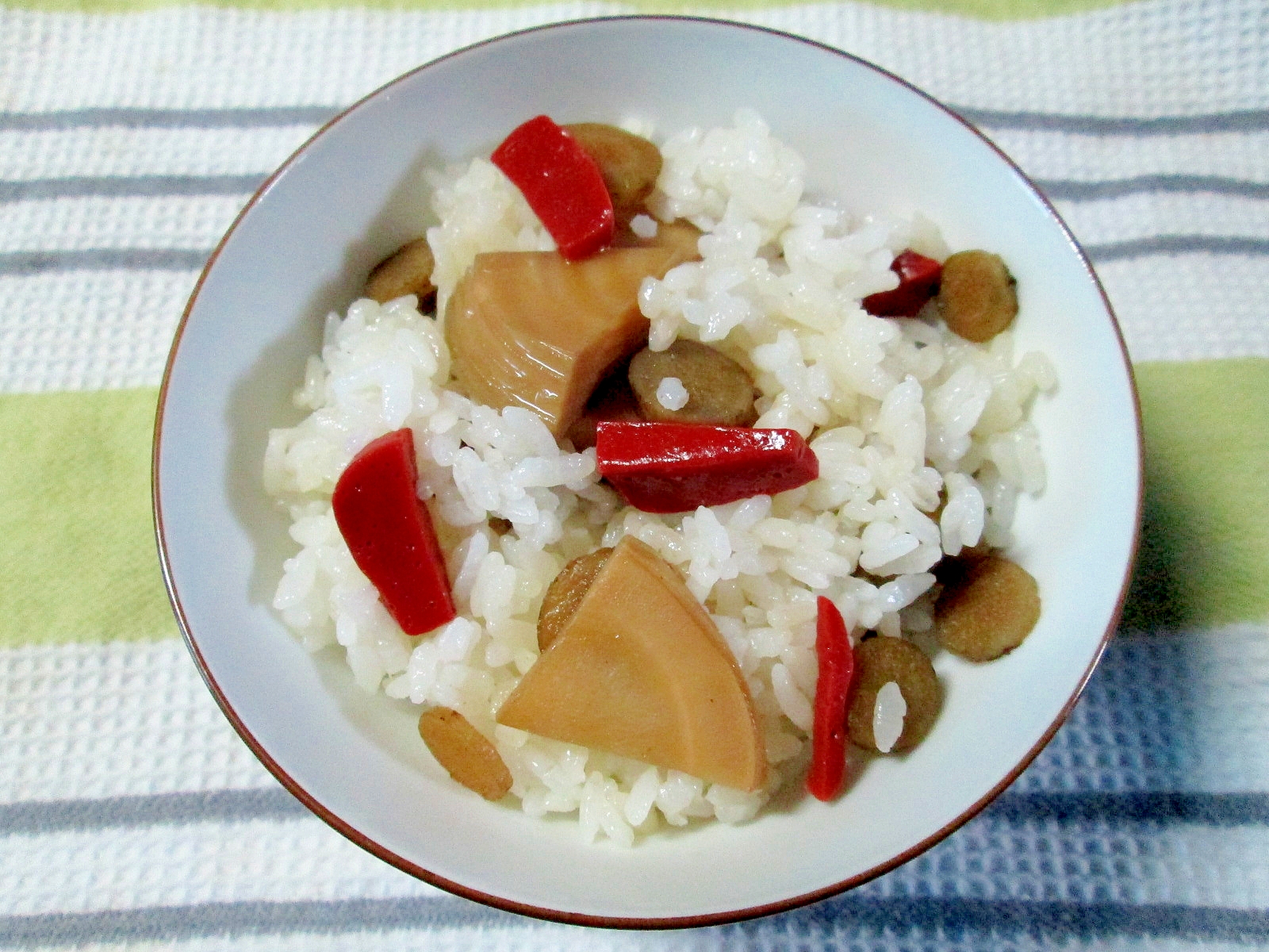 彩り豊か♪赤こんにゃく入りの混ぜ御飯