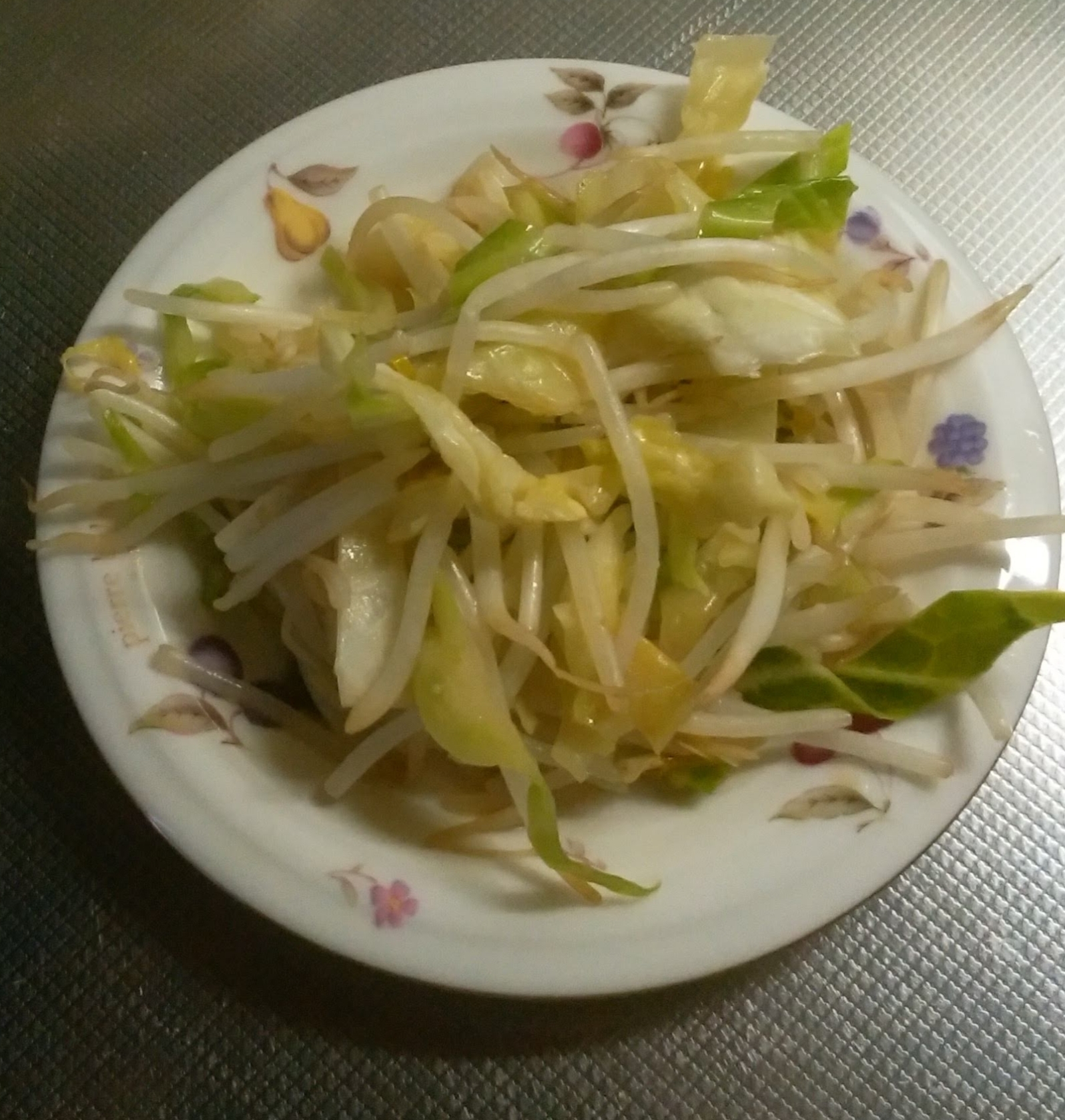 ごま油香る  キャベツともやしの炒め物