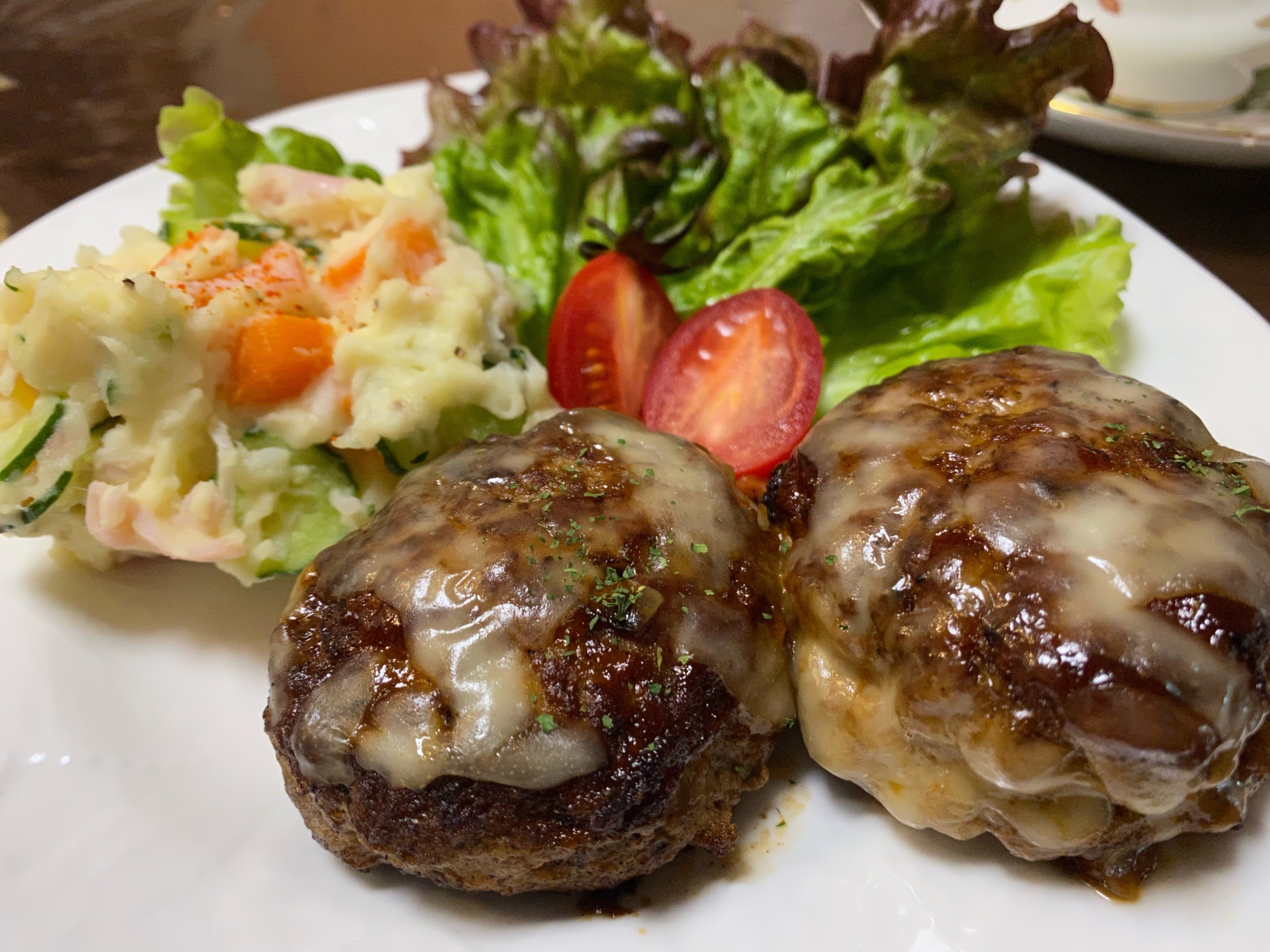 シャキシャキ玉ねぎのデミオンチーズハンバーグ