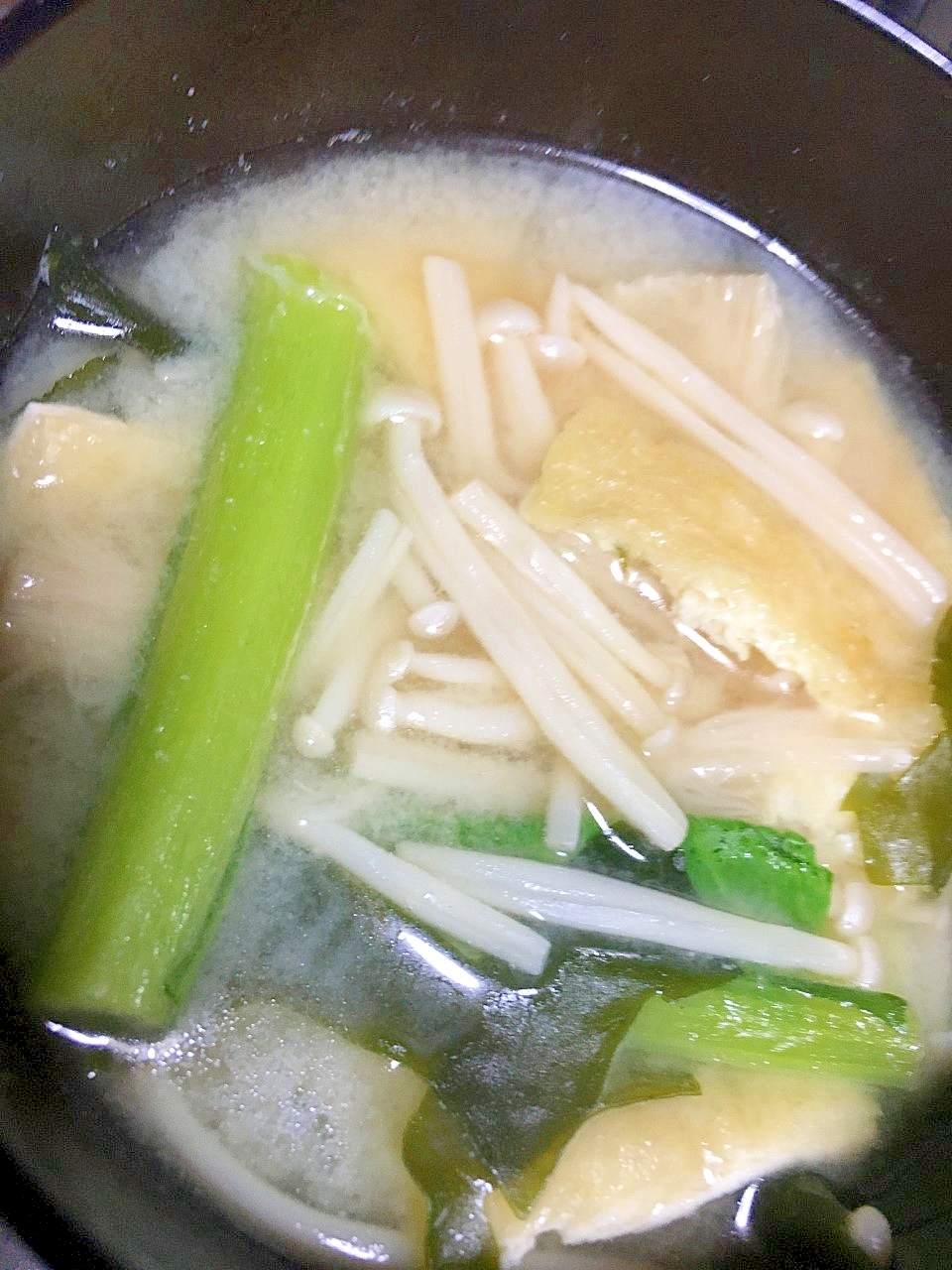 油揚げとわかめとえのきと小松菜の味噌汁