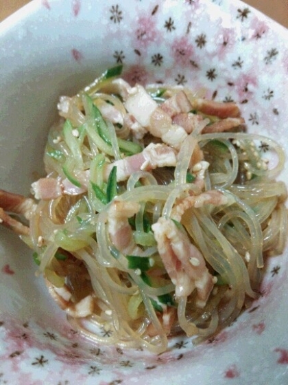 春雨サラダ大好きです。子供もコレなら食べてくれます。
ハムの代わりにベーコンで。