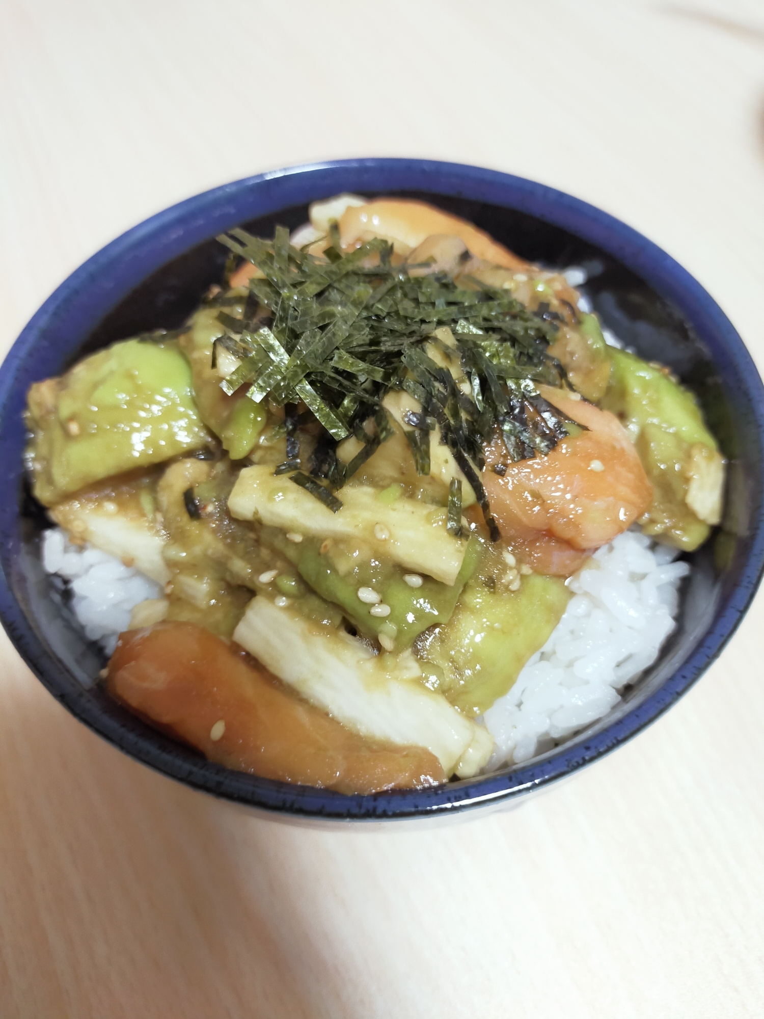 アボカドと長芋とサーモンの簡単どんぶり