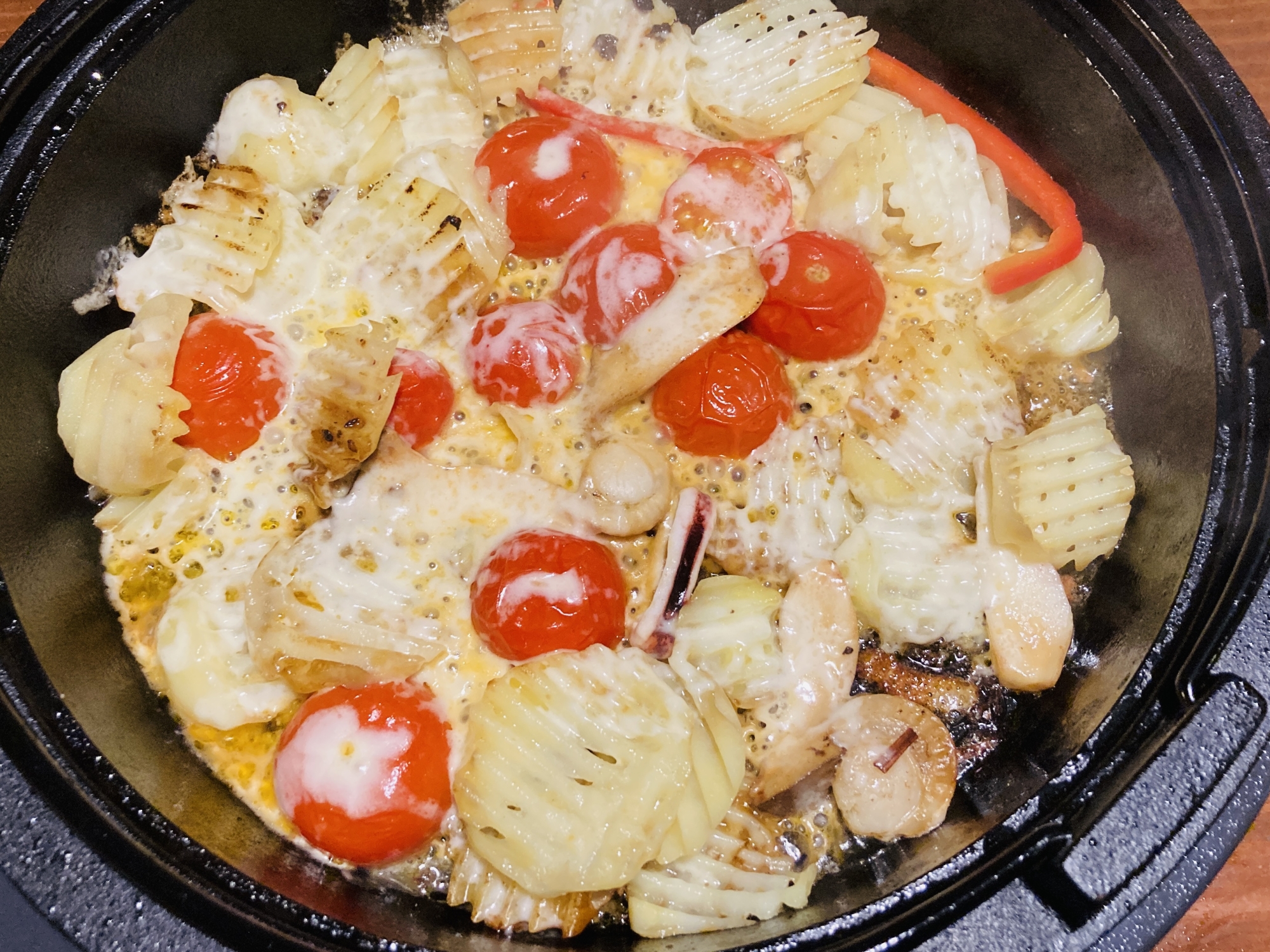 ホットプレートで作るじゃがいもとトマトのチーズ焼き