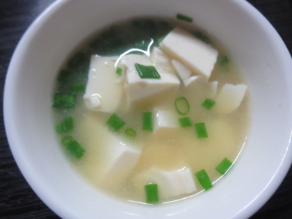 豆腐と小葱の味噌汁