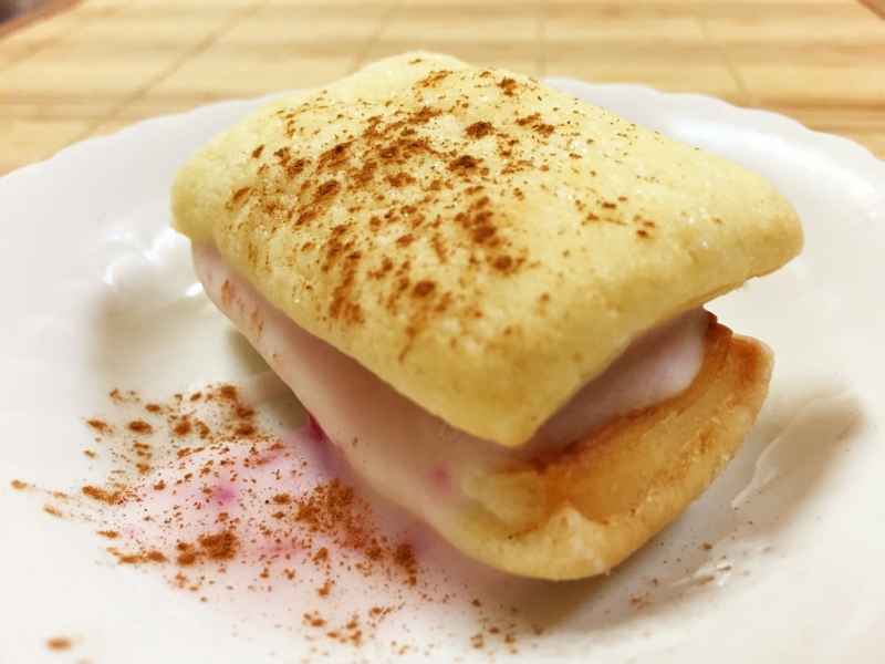 メロンパンでヨーグルトアイスサンド