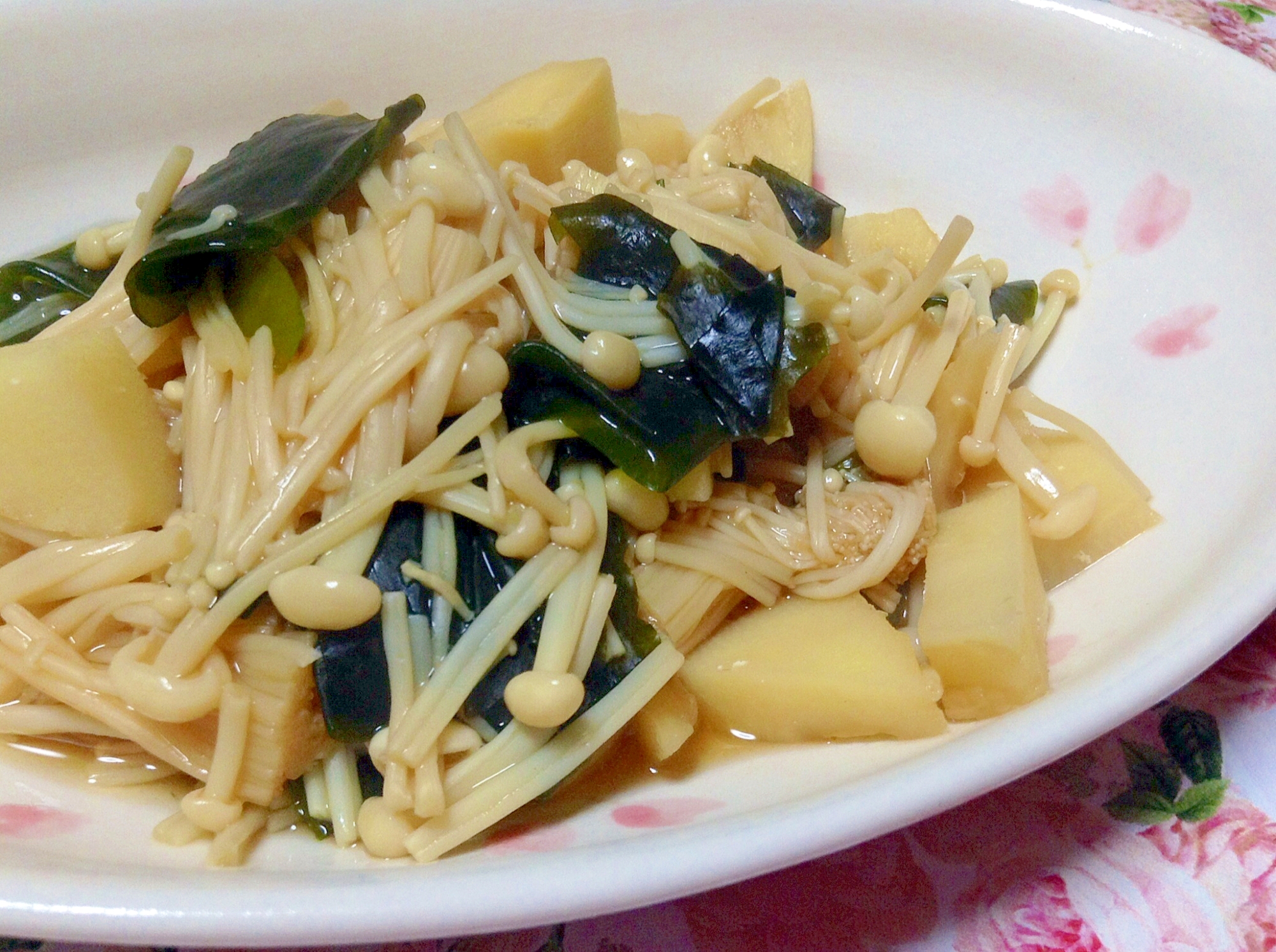 たけのことえのきの佃煮風が皿に盛り付けられているところ