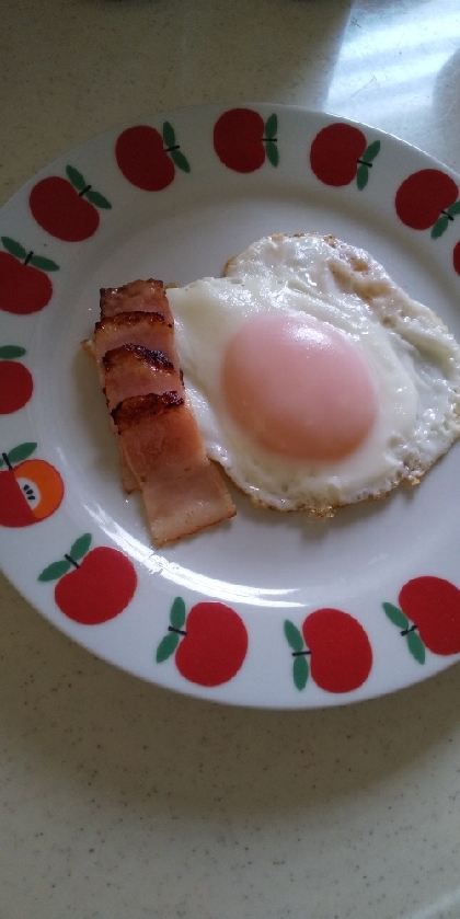 休日の朝食に♪ベーコンがちょっとこんがりでごめんなさい～！美味しくいただきました、ごちそうさまでした(*´∀人)