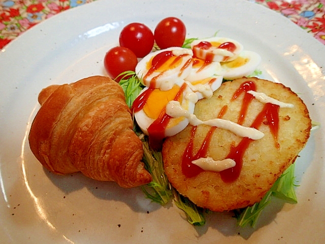 ハッシュポテトとゆで卵とクロワッサンのワンプレート