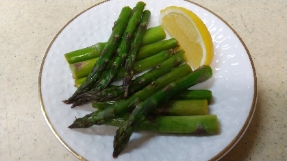 アスパラ単体の料理は珍しいですが、大人の味で美味しい。今度は国産品で作ります、楽しみです。ただ、丸い為上下を各1分焼くのは難しい。レモンは酎ハイ用の櫛形です。