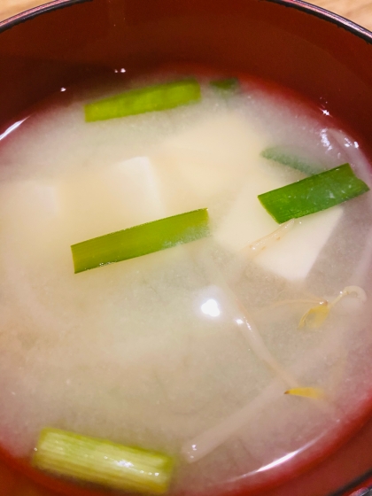 ニラと豆腐のみそ汁