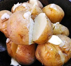 大量の芋消費に、ジャガイモ丸ごと無水蒸し焼き