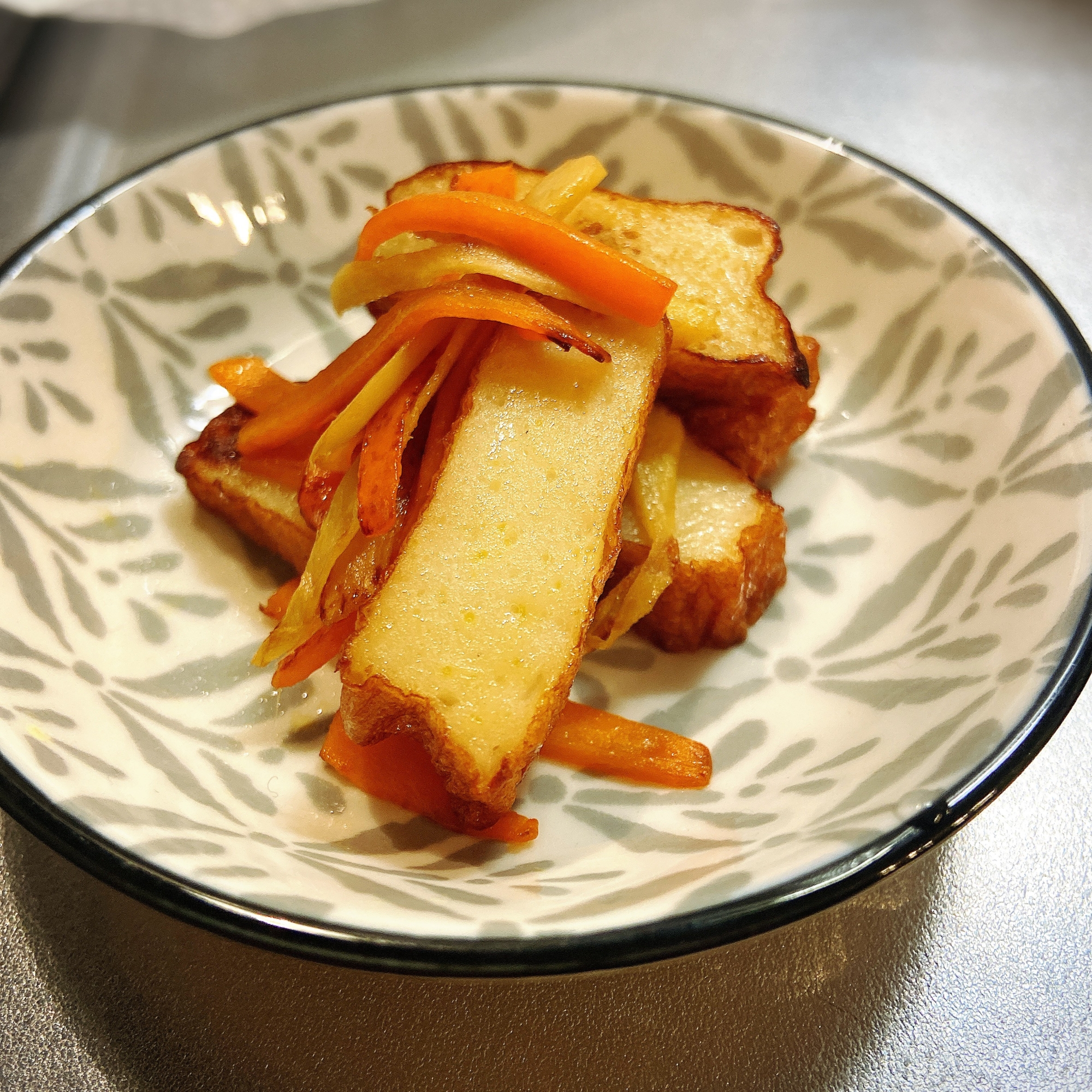 お弁当にもう一品♪薩摩揚げとにんじんの生姜炒め