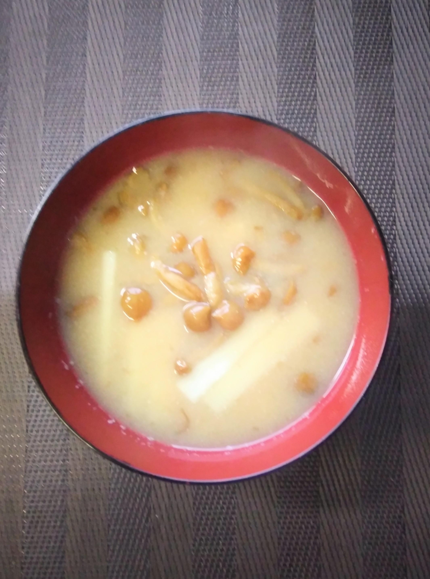 長いもとなめこのとろとろみそ汁
