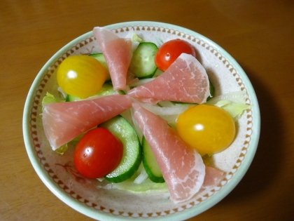 コッパではないですが、生ハムがあったので参考に！
シャキシャキ派なので食べる直前にドレをかけていただきました^m^
彩りのキレイなサラダ、美味しかったです♪