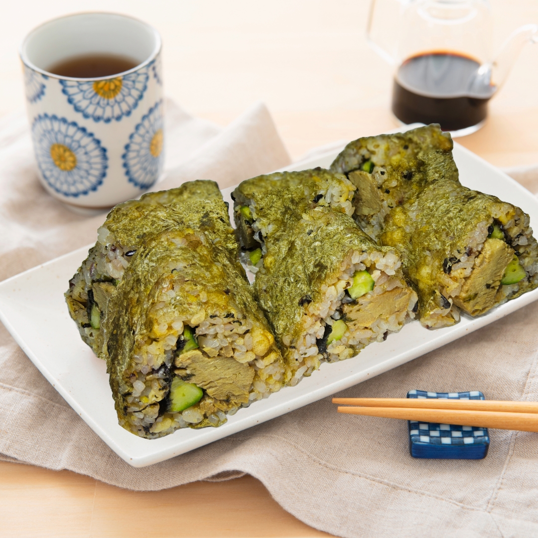 鮪の炊いたんの道南産とろろがごめ根昆布三角巻き寿司