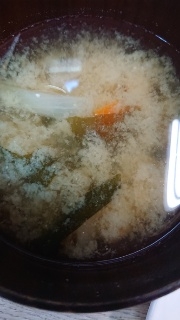 玉ねぎとにんじんとわかめのお味噌汁