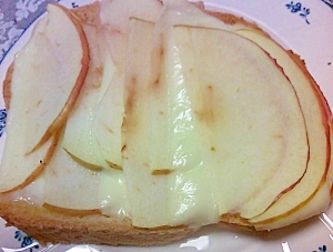 自家製パンで。りんごとチーズのトースト