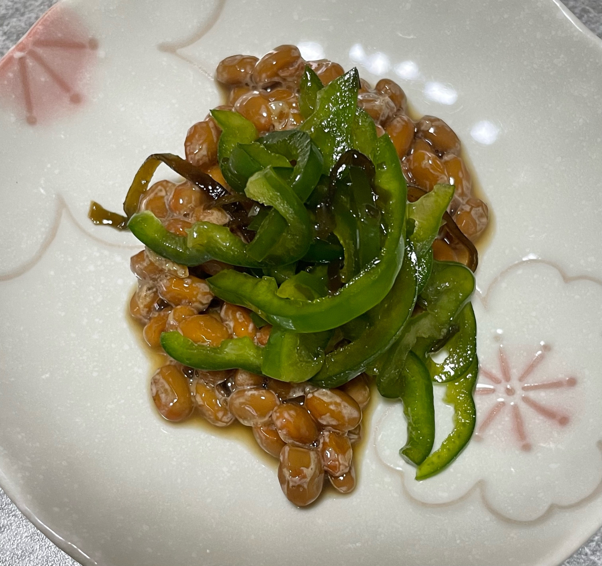 納豆 ( ピーマン 塩昆布 ごま油 )