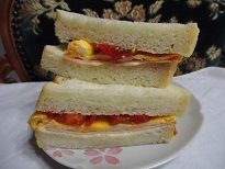 朝食に☆ハムチーズとトマトエッグのサンドイッチ