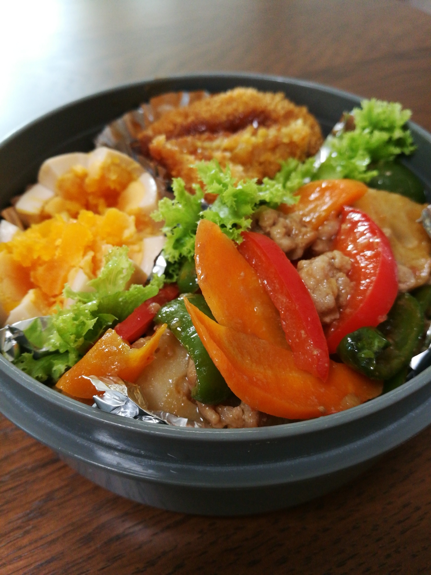 カラフル野菜の肉味噌彩りお弁当♬