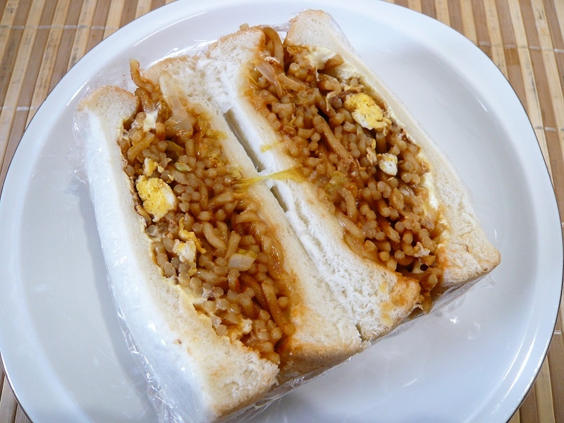 残った焼きそばで、簡単ホット焼きそばサンド