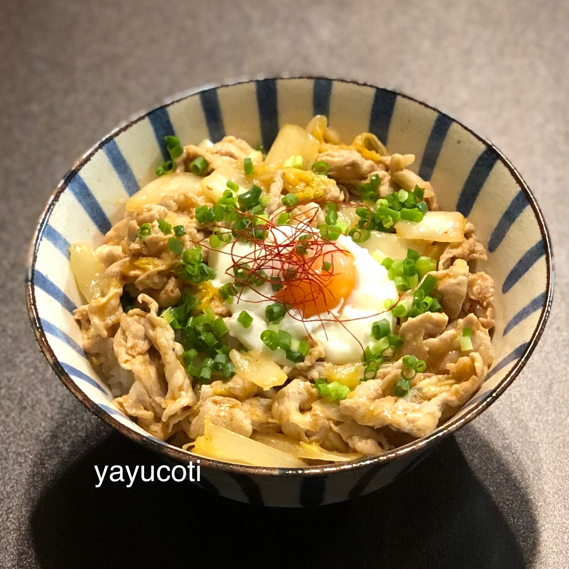 焼肉のタレでご飯がすすむ簡単豚キムチ丼