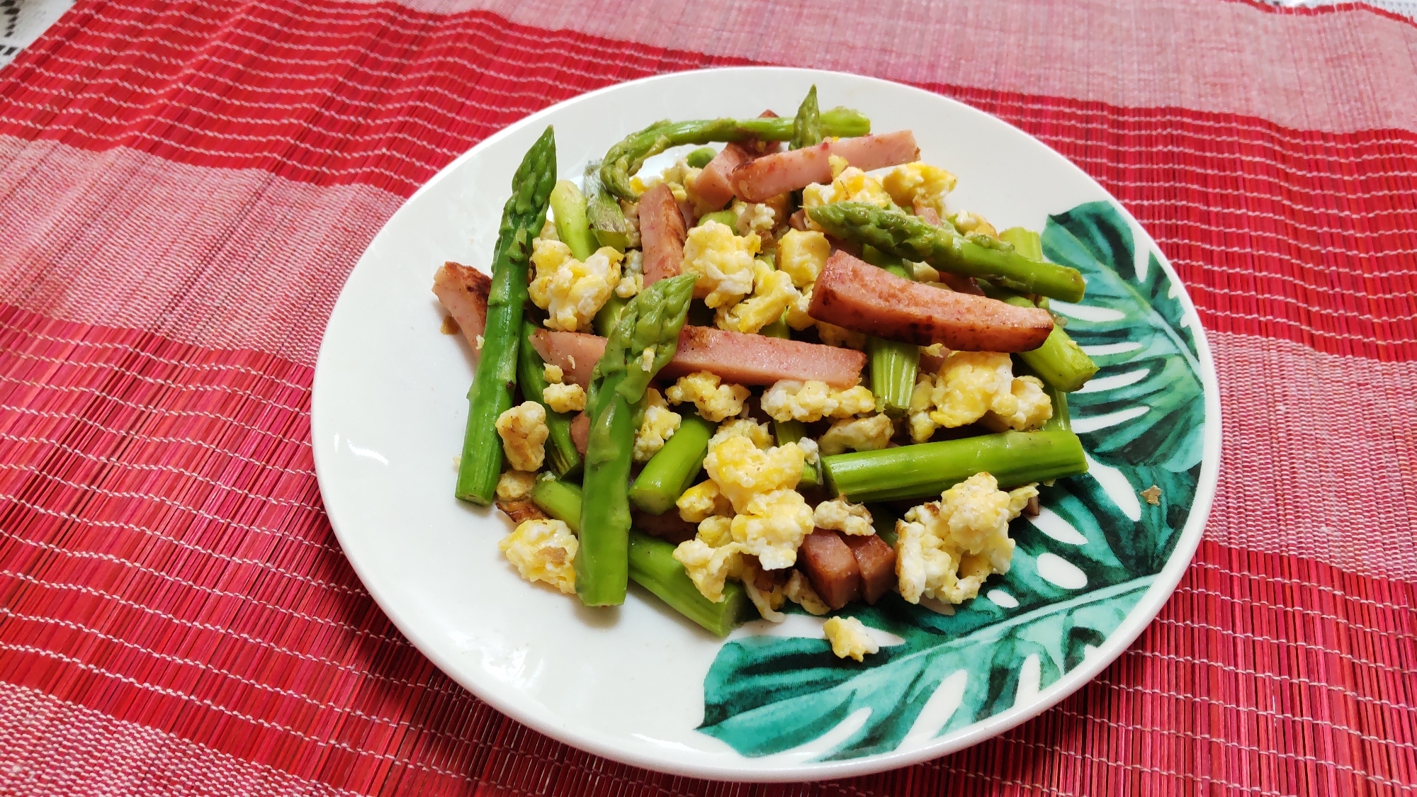 簡単！節約！アスパラと魚肉ソーセージの卵炒め〜