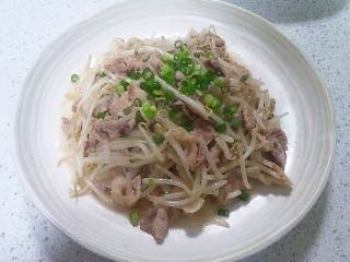 もやしと豚バラ肉ちこり村塩麹炒め