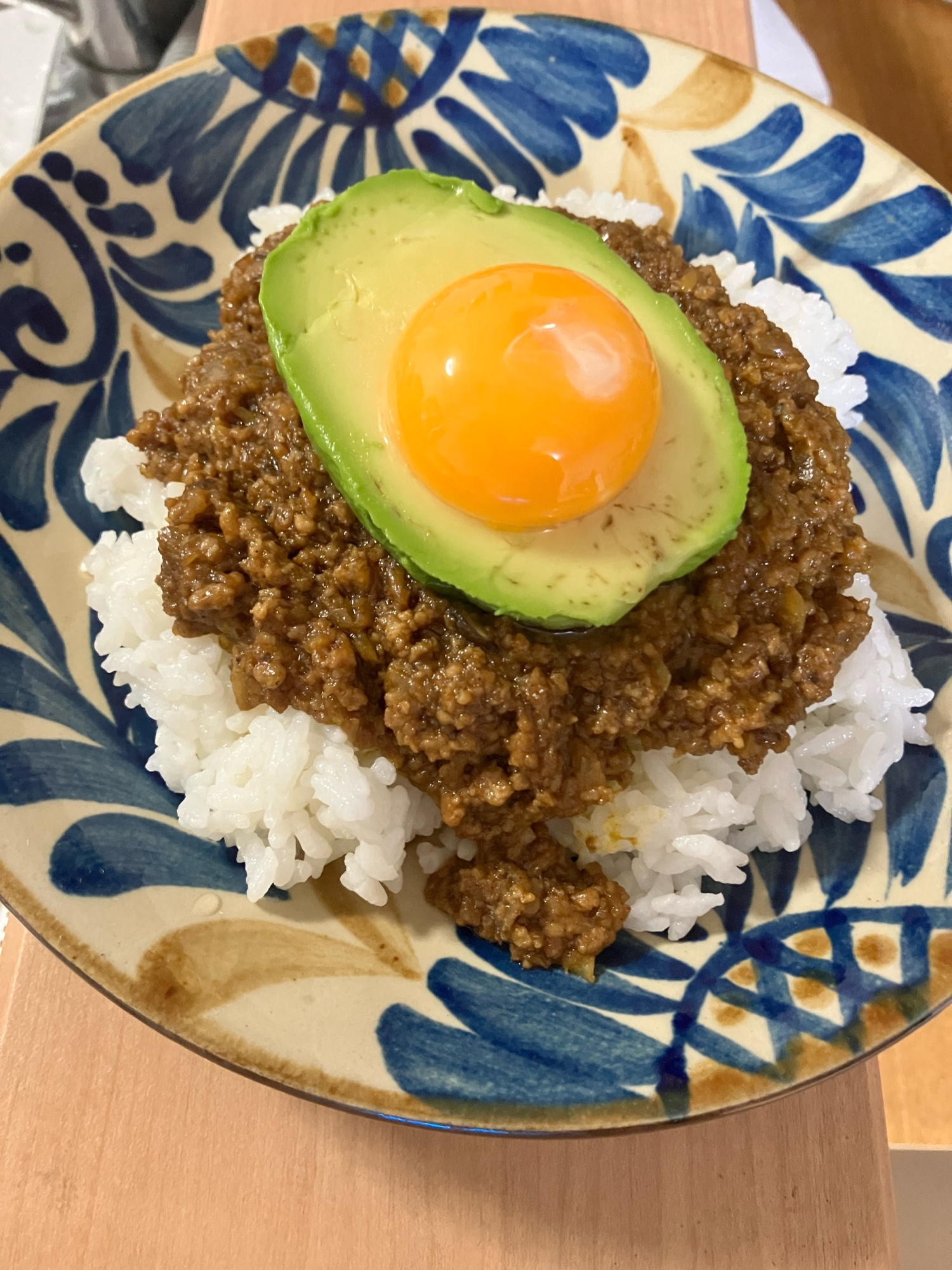 キーマカレーのアボカドのせ