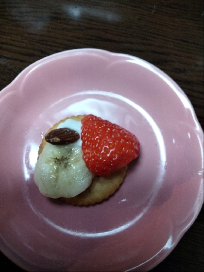 いちごとバナナとナッツのカナッペ