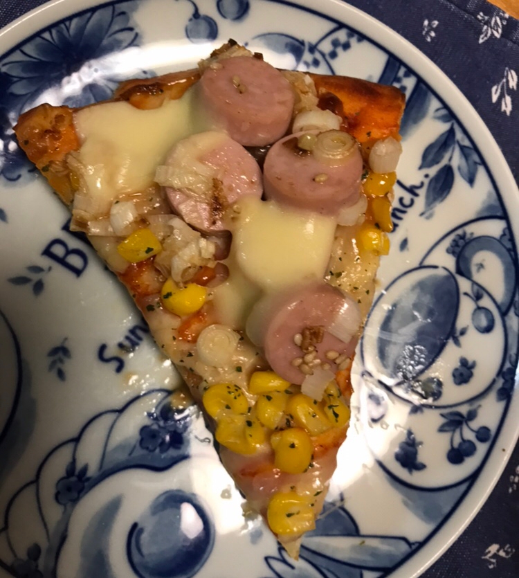 白ネギと魚肉ソーセージ、コーンのピザ