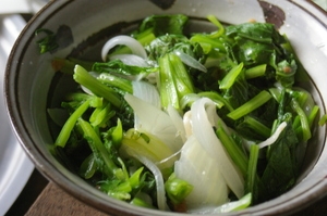 玉ねぎと小松菜の蒸し煮