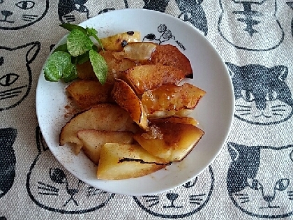 これも作ったフライパンで焼きりんご時短でいい！はちみつ&シナモンで見た目もオシャレ！ミントもちゃんとあるw今回はランチに3つ作ったよ褒めてww