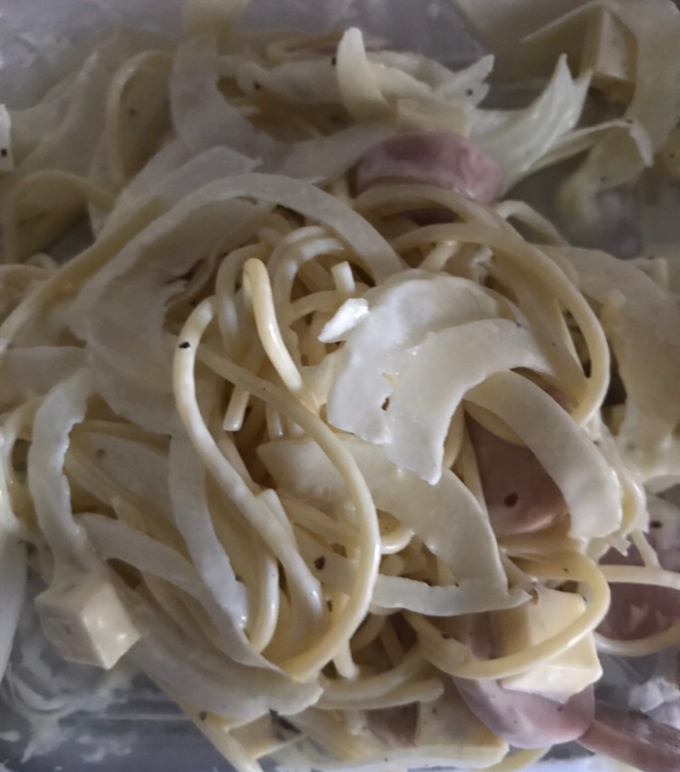 玉ねぎとチーズ、魚ニソのパスタサラダ