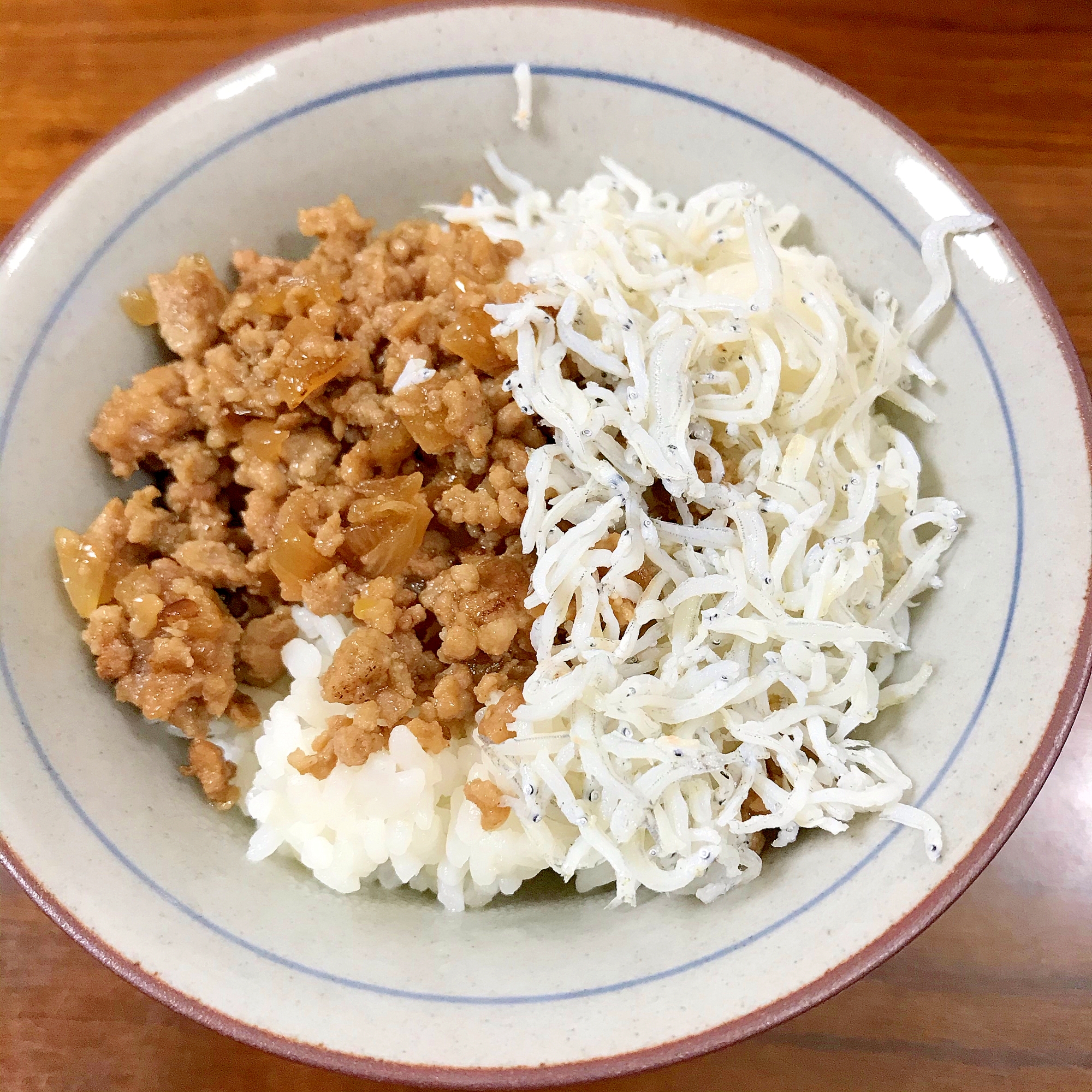 豚そぼろとしらす丼～ニンニクソース